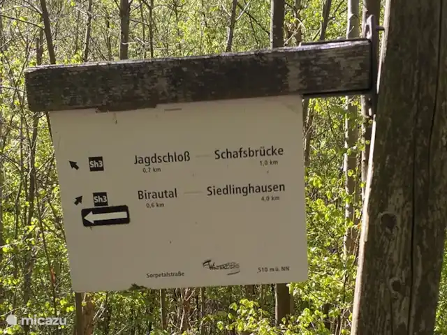 Location de Vacances Allemagne, Sauerland, Siedlinghausen - Winterberg, appartement - Jagdschloss Siedlinghausen 1 La promenade circulaire Sh3 et WHT passe directement derrière la maison.