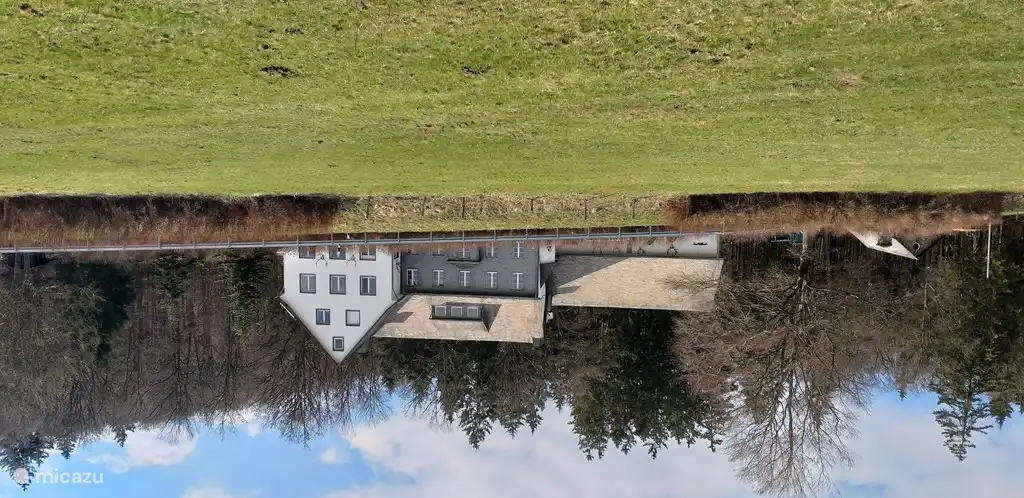 Das Jagdschloss. In der Mitte die Wohnungen.
