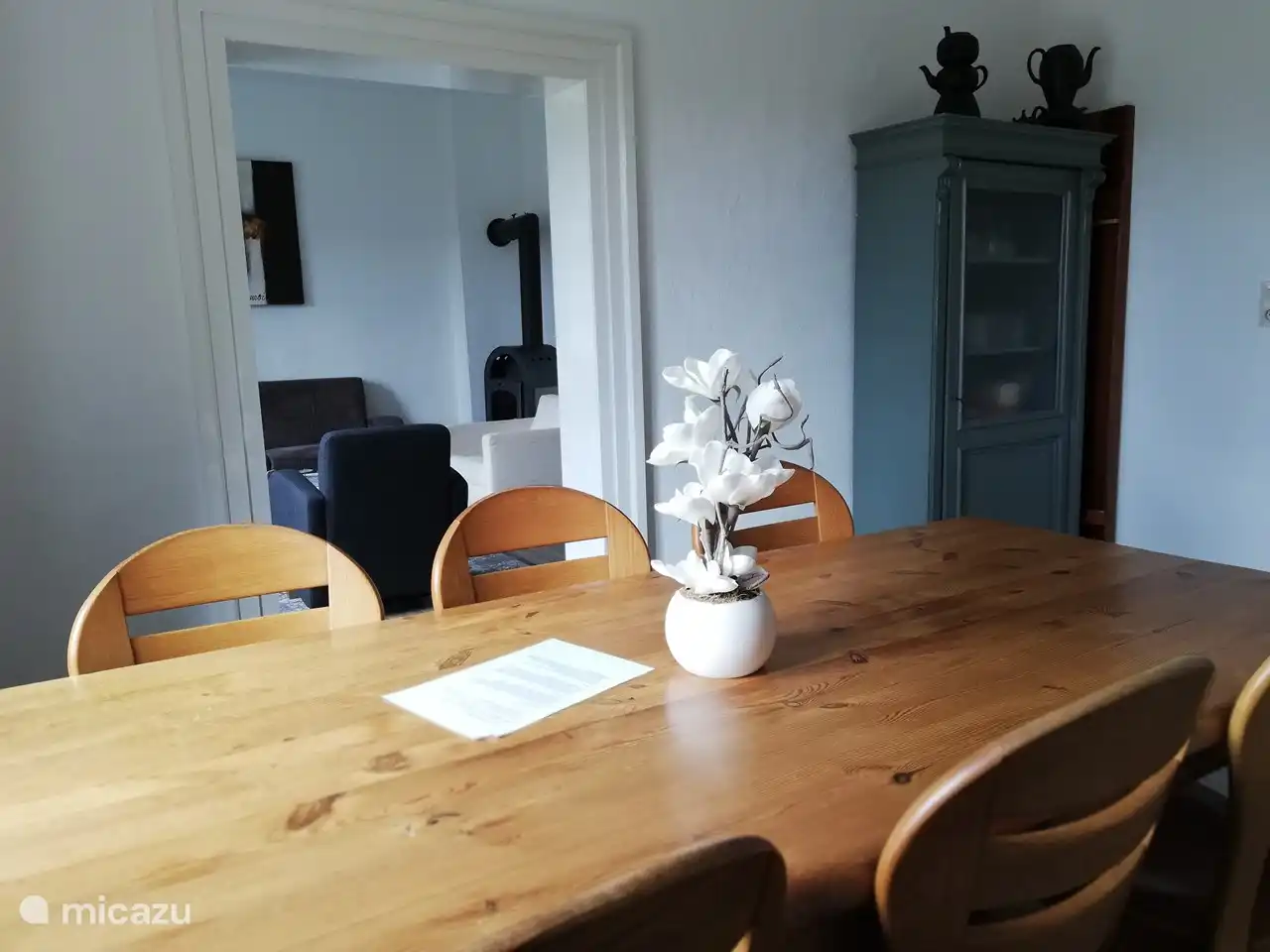 Das Esszimmer grenzt an das Wohnzimmer