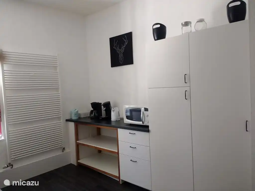 Die Küche ist mit einem Kühlschrank mit Gefrierfach, einer Mikrowelle, einer Kaffeemaschine, einem Wasserkocher und einem Senseo ausgestattet.