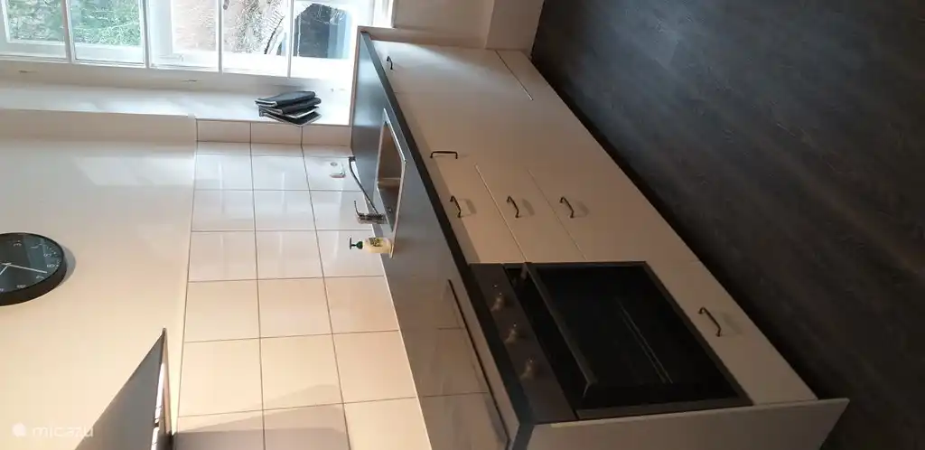 Die Küche bietet ausreichend Arbeits- und Stauraum.