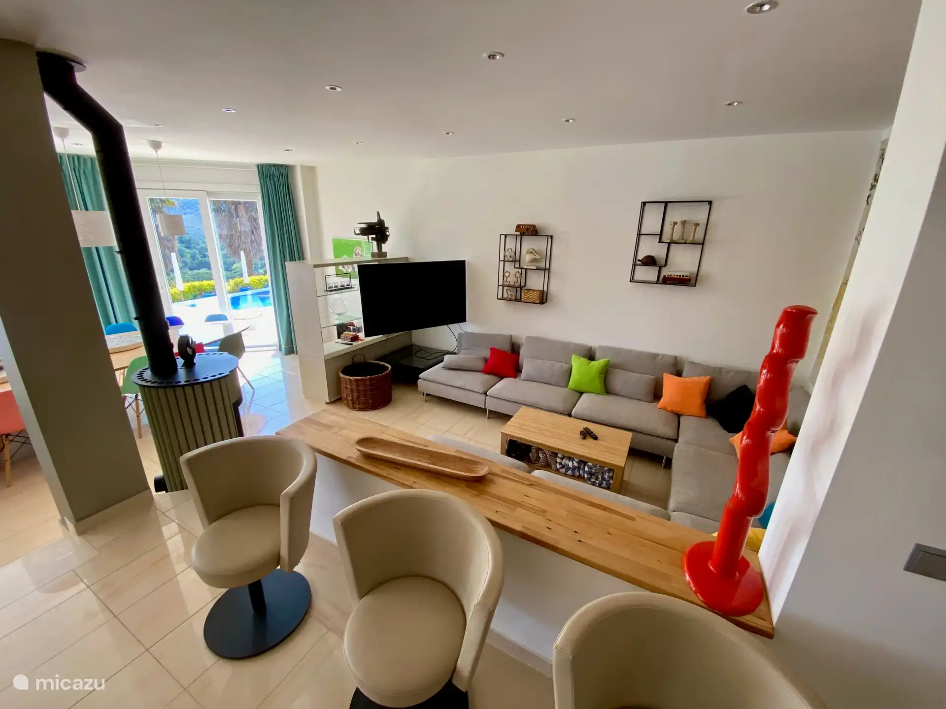 Salon confortable et coin télévision