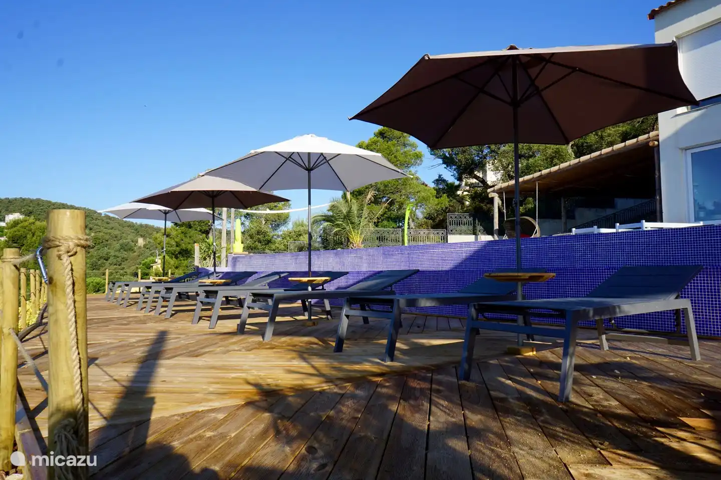 Chaises longues au bord de la piscine à perte de vue
