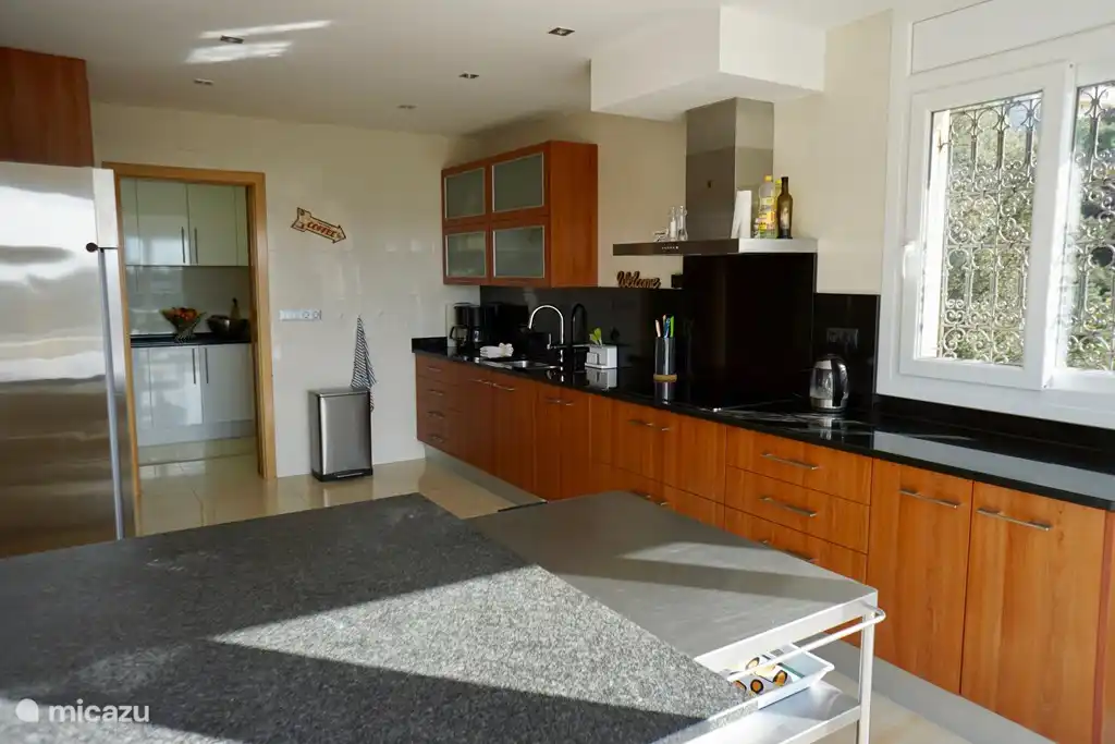 Cuisine spacieuse avec deux grands réfrigérateurs 