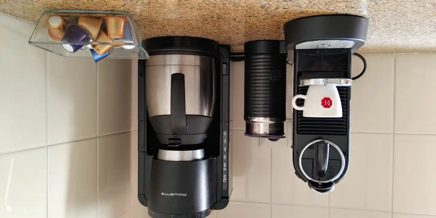 Nespresso-Maschine mit Milchaufschäumer und Filterkaffeemaschine.
