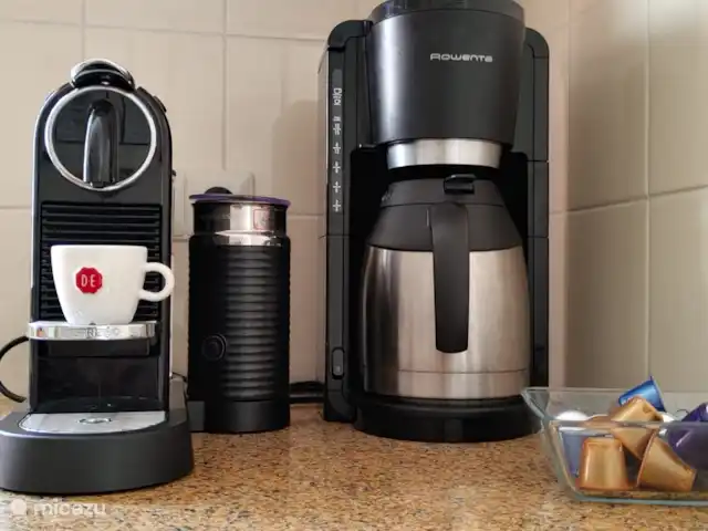 Bosvilla Digitale | Pays-Bas, Gueldre, Halle - maison de vacances Machine Nespresso avec mousseur à lait et cafetière filtre.