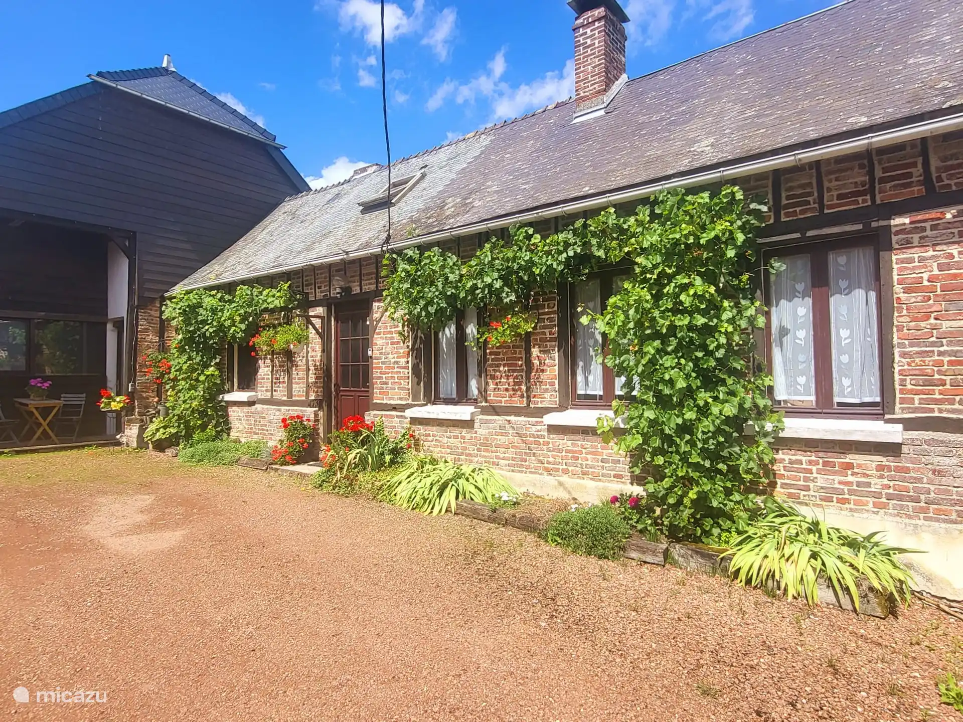 Vooraanzicht gite met 2 parkeerplaatsen
