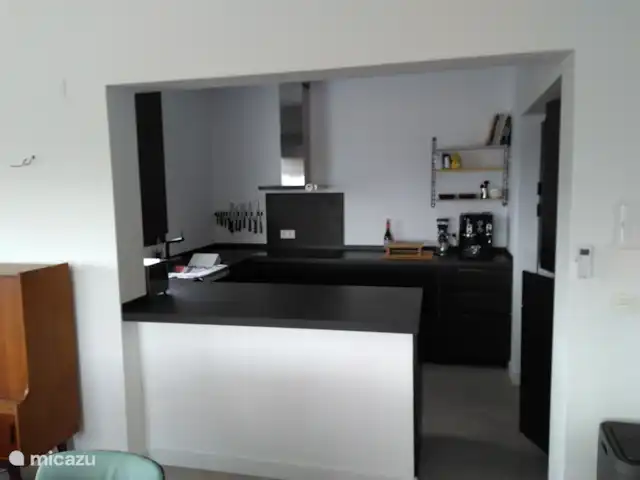 villa huren in Spanje, Costa Blanca, Moraira – Casa_44 inrichting keuken met Decton werkblad, vaatwasser, stoomoven, hete luchtoven/magnetron, Milan toaster ijskast en diepvries