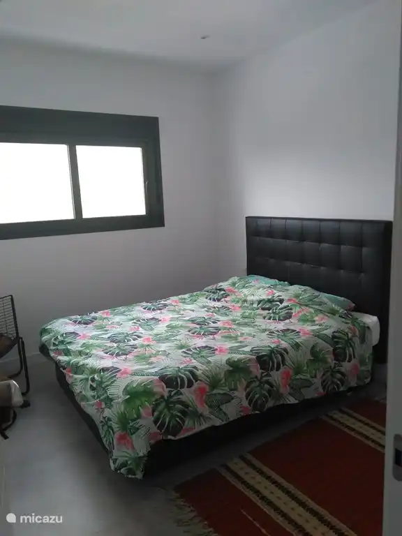 Schlafzimmer 2 Straßenseite mit Rollladensystem; Schiebefenster, Zugangstür zu einer kleinen Terrasse (20m²), umschaltbare Klimaanlage, Einbauschrank.