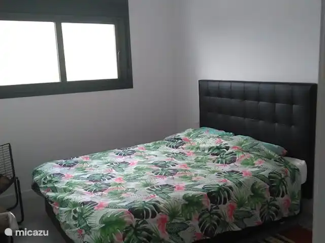 villa huren in Spanje, Costa Blanca, Moraira – Casa_44 Slaapkamer 2 straatzijde met rolluiksysteem; schuifraam, toegansdeur naar klein terras (20m²), omkeerbare airco, ingemaakte dubbele kast.