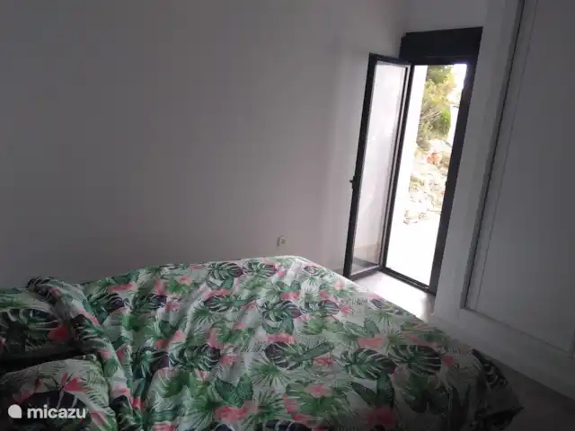 villa huren in Spanje, Costa Blanca, Moraira – Casa_44 Slaapkamer suite met rolluiksysteem; toegang naar terras , omkeerbare airco, ingemaakte dubbele kast en sanitair (inloopdouche, dubbele lavabo en toilet)