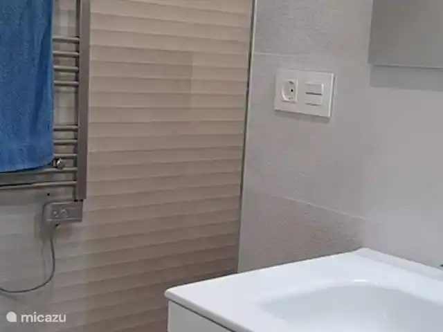 villa huren in Spanje, Costa Blanca, Moraira – Casa_44 Badkamer 2 met inloopdouche, toilet en lavabo