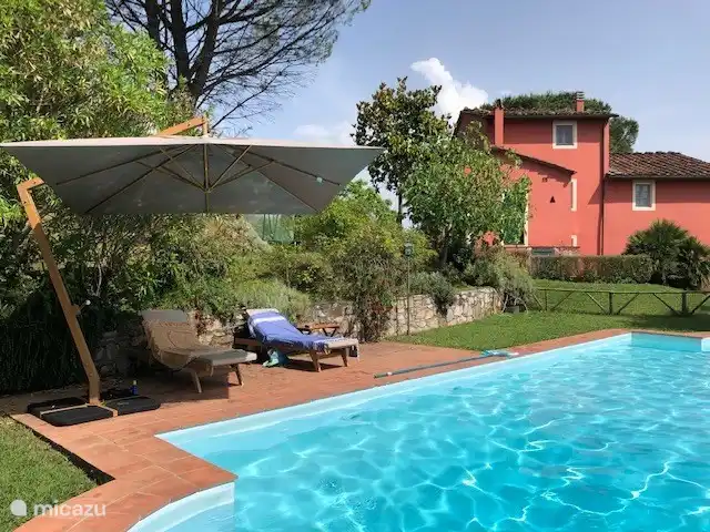 Location de Vacances Italie, Toscane, Lucca, villa - Orphée Piscine avec parasol