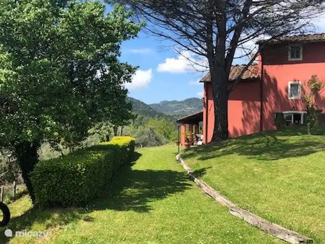 Location de Vacances Italie, Toscane, Lucca, villa - Orphée vue de la terrasse du salon sur la maison