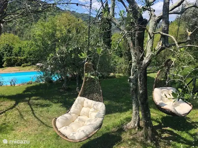 Location de Vacances Italie, Toscane, Lucca, villa - Orphée chaises berçantes au-dessus de la piscine