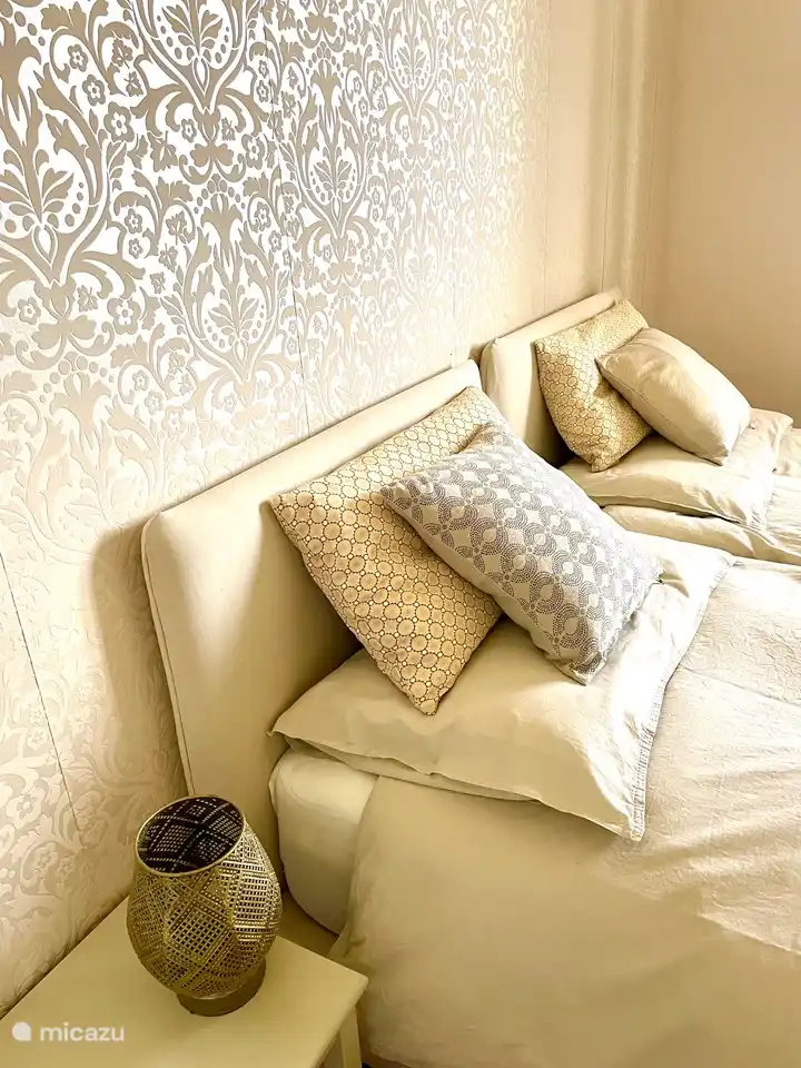 chambre avec vue sur le jardin et la piscine