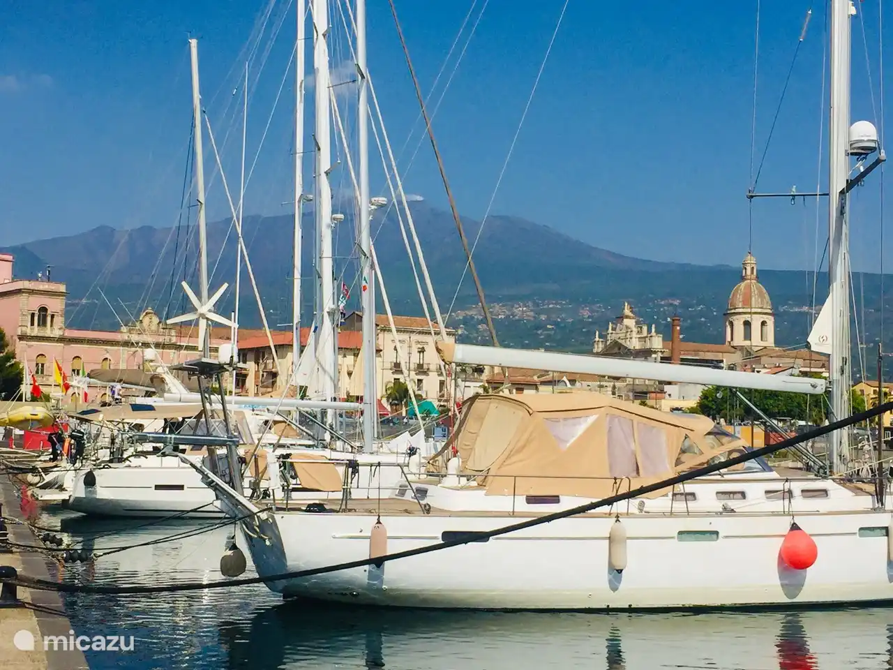 port de plaisance de Riposto avec vue sur l'Etna