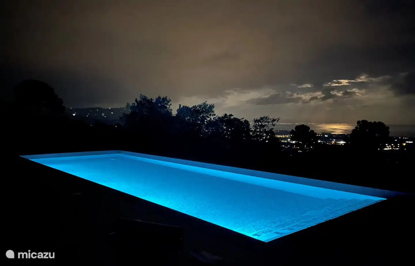 Piscine à débordement de nuit