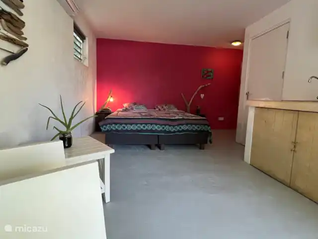 Brise Tropicale 'Blenchi' | Curaçao, Banda Ariba (est), Santa Catharina - studio À l’intérieur du studio, pas très grand mais le porche est votre salon et il a tout ce dont vous avez besoin.