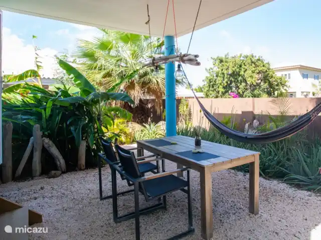 Brise Tropicale 'Blenchi' | Curaçao, Banda Ariba (est), Santa Catharina - studio Salon / terrasse Prenez votre petit déjeuner ou lisez un livre dans le hamac. A l'écoute des oiseaux