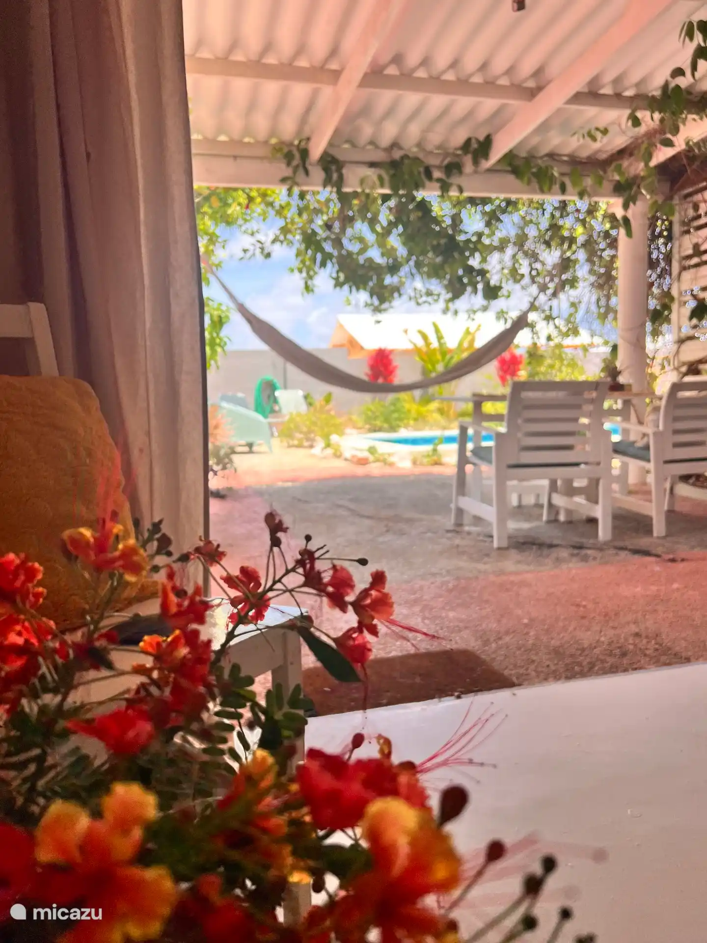 Buiten dient het schaduwrijke, overdekte terras als je eigen privéwoonkamer. Geniet van je ontbijt of diner aan de eettafel, ontspan met een goed boek of kom heerlijk tot rust in de hangmat na een dag