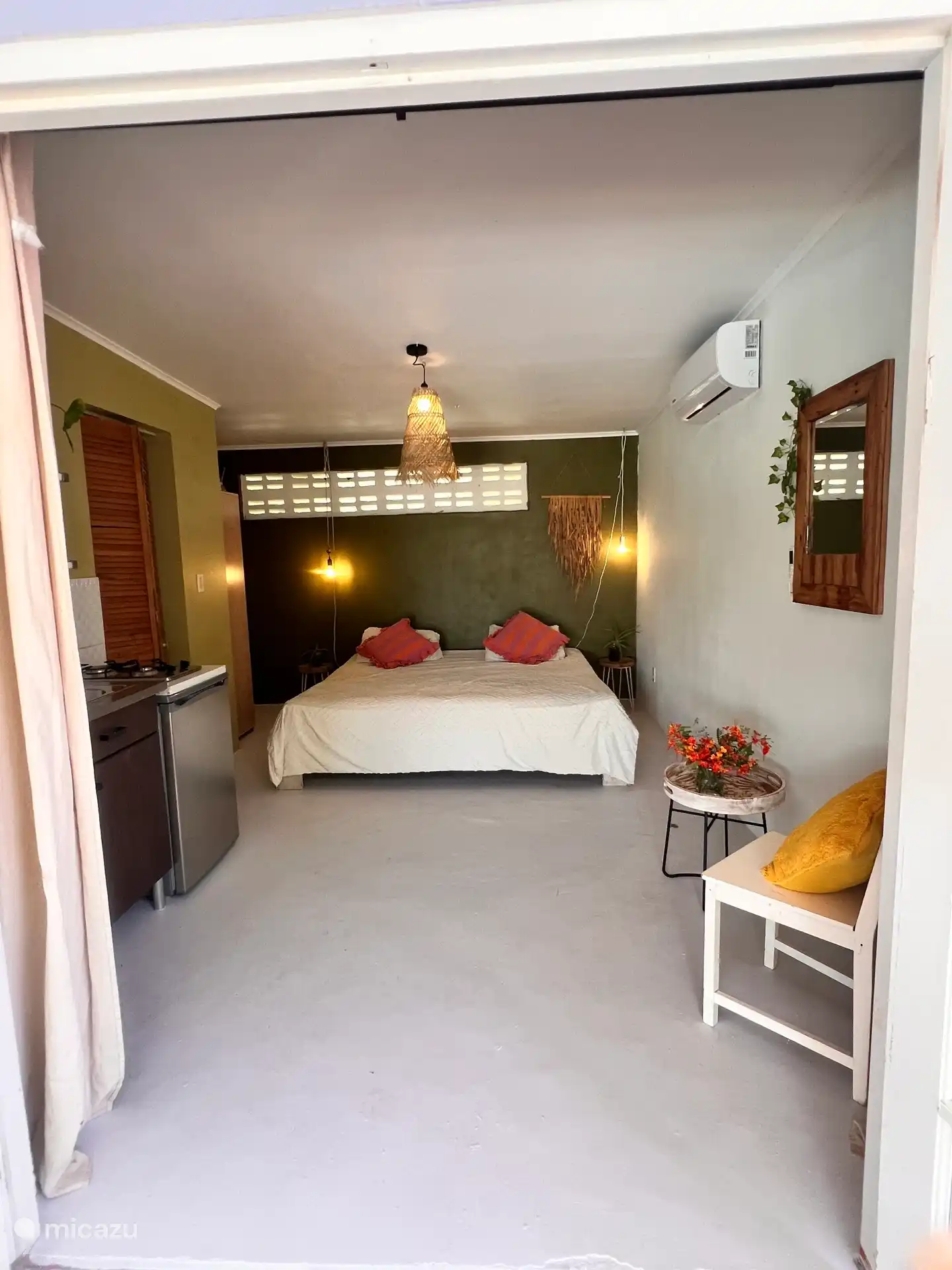 Geniet van deze sfeervolle studio met een privéporch direct aan het zwembad. De studio beschikt over een comfortabel bed, kitchenette, badkamer met douche en airconditioning.