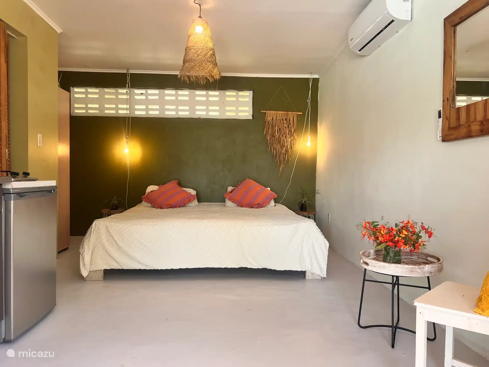 Geniet van deze sfeervolle studio met een privéporch direct aan het zwembad. De studio beschikt over een comfortabel bed, kitchenette, badkamer met douche en airconditioning. 