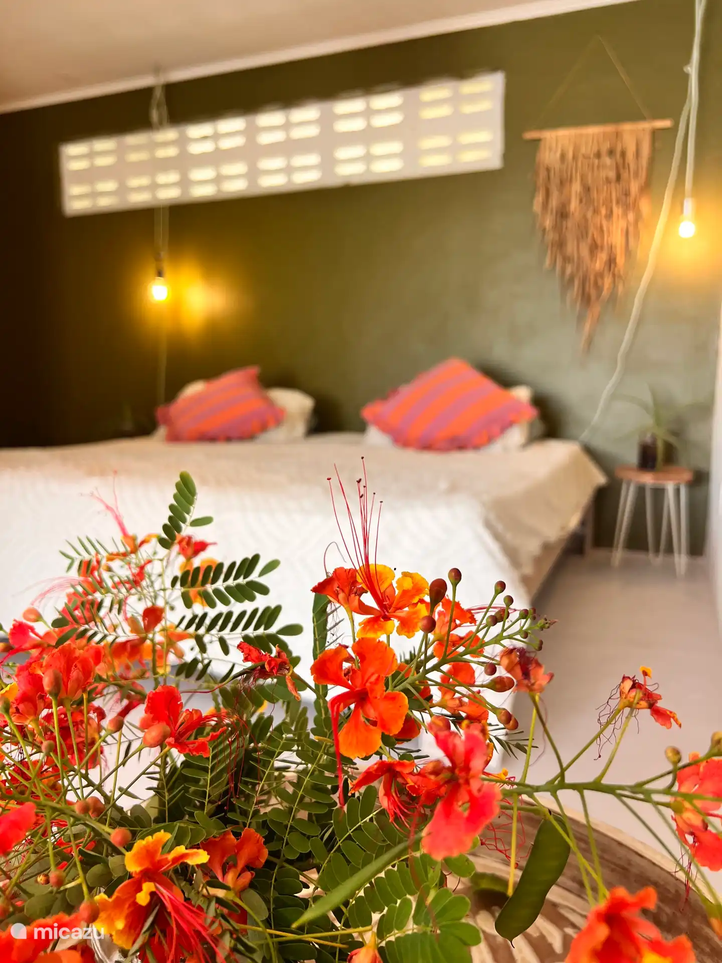 Geniet van deze sfeervolle studio met een privéporch direct aan het zwembad. De studio beschikt over een comfortabel bed, kitchenette, badkamer met douche en airconditioning.