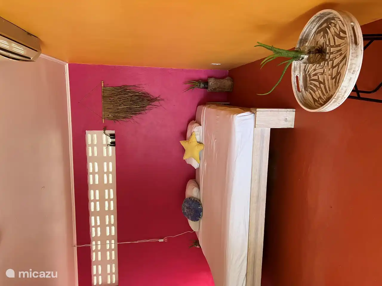 À l’intérieur du studio coloré