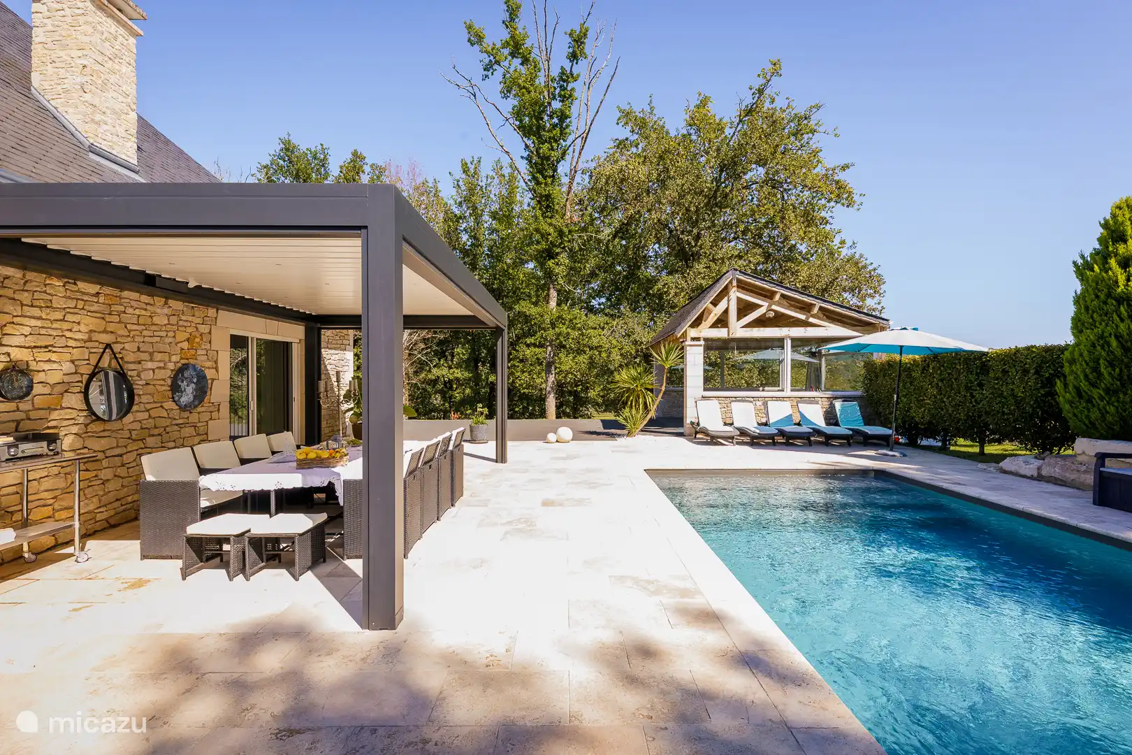 Terrasse und Swimmingpool