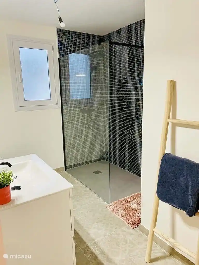 Ensuite Badezimmer zu Schlafzimmer 6 
