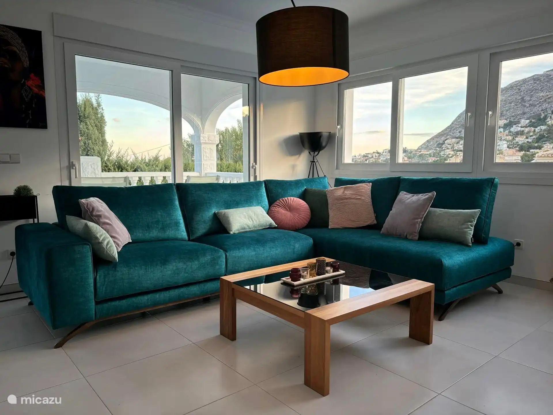 Sofaecke/TV-Ecke im Wohnzimmer mit schönem Meer- und Bergblick