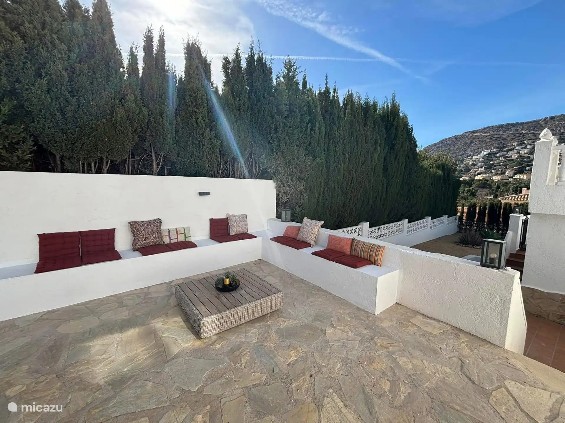 Lounge-Ecke in der Außenküche, ein herrlicher Ort, um den Tag am Abend zu genießen!