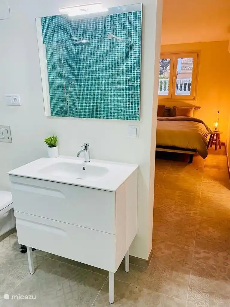 Schlafzimmer 5 mit eigenem Bad mit Waschbecken, WC und ebenerdiger Dusche