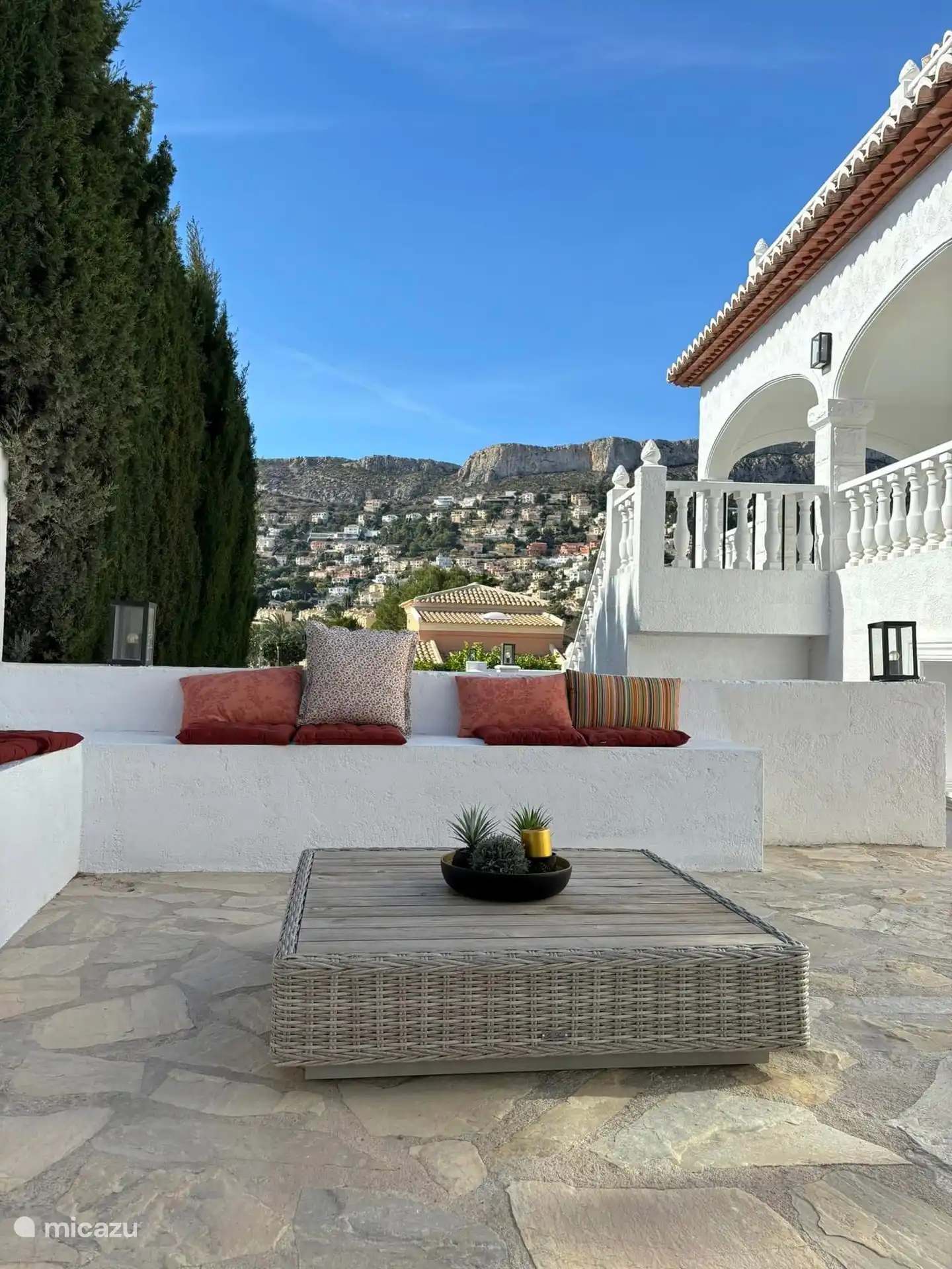 Loungebereich in der Außenküche mit Blick auf den deutschen Berg