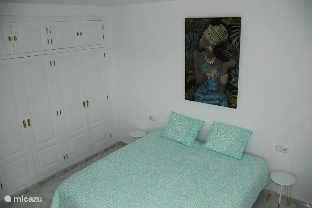 Schlafzimmer 1 im Erdgeschoss mit Klimaanlage, Einbauschränken und elektrischen Rollläden