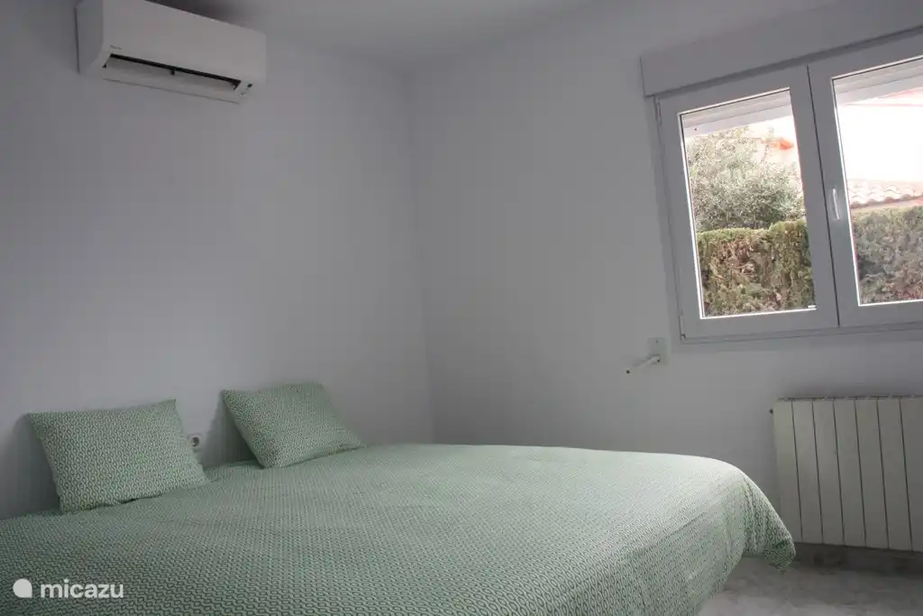 Schlafzimmer 2 mit Klimaanlage, Einbauschränken und elektrischen Rollläden