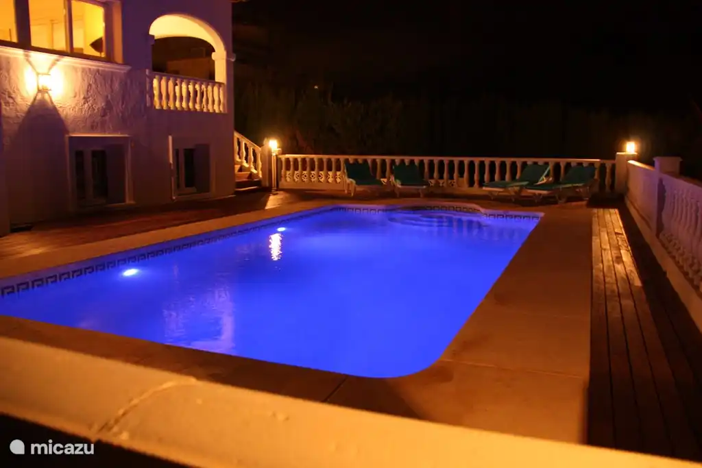 Pool bei Nacht, der Pool verfügt über LED-Beleuchtung mit 6 verschiedenen Farben!