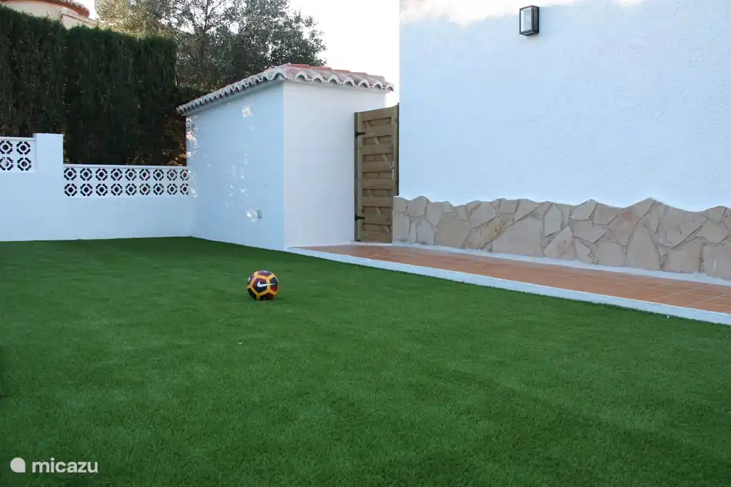 Kunstrasen an der Vorderseite des Hauses, wo es wunderbar ist, an heißen Tagen zu bleiben!