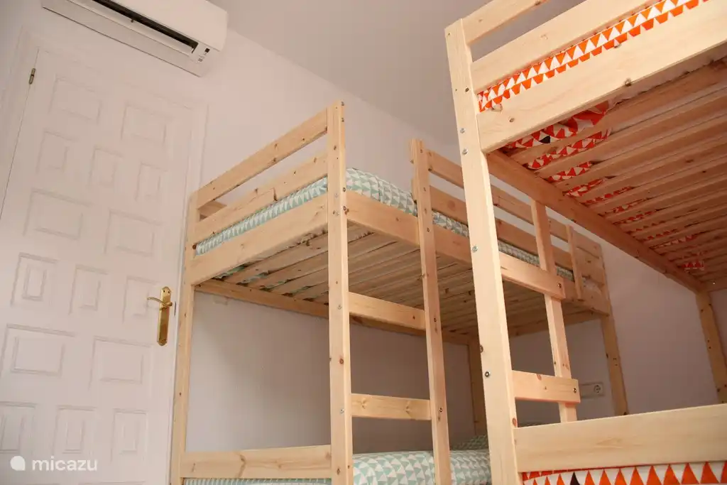 Kinderzimmer im Erdgeschoss mit 2 Etagenbetten und Klimaanlage.