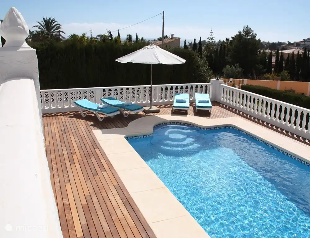 Privater Swimmingpool mit Blick auf das Meer und die umliegenden Berge