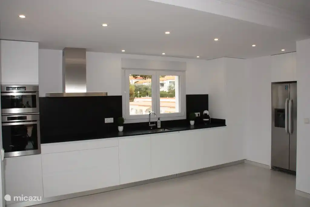 Voll ausgestattete offene Küche