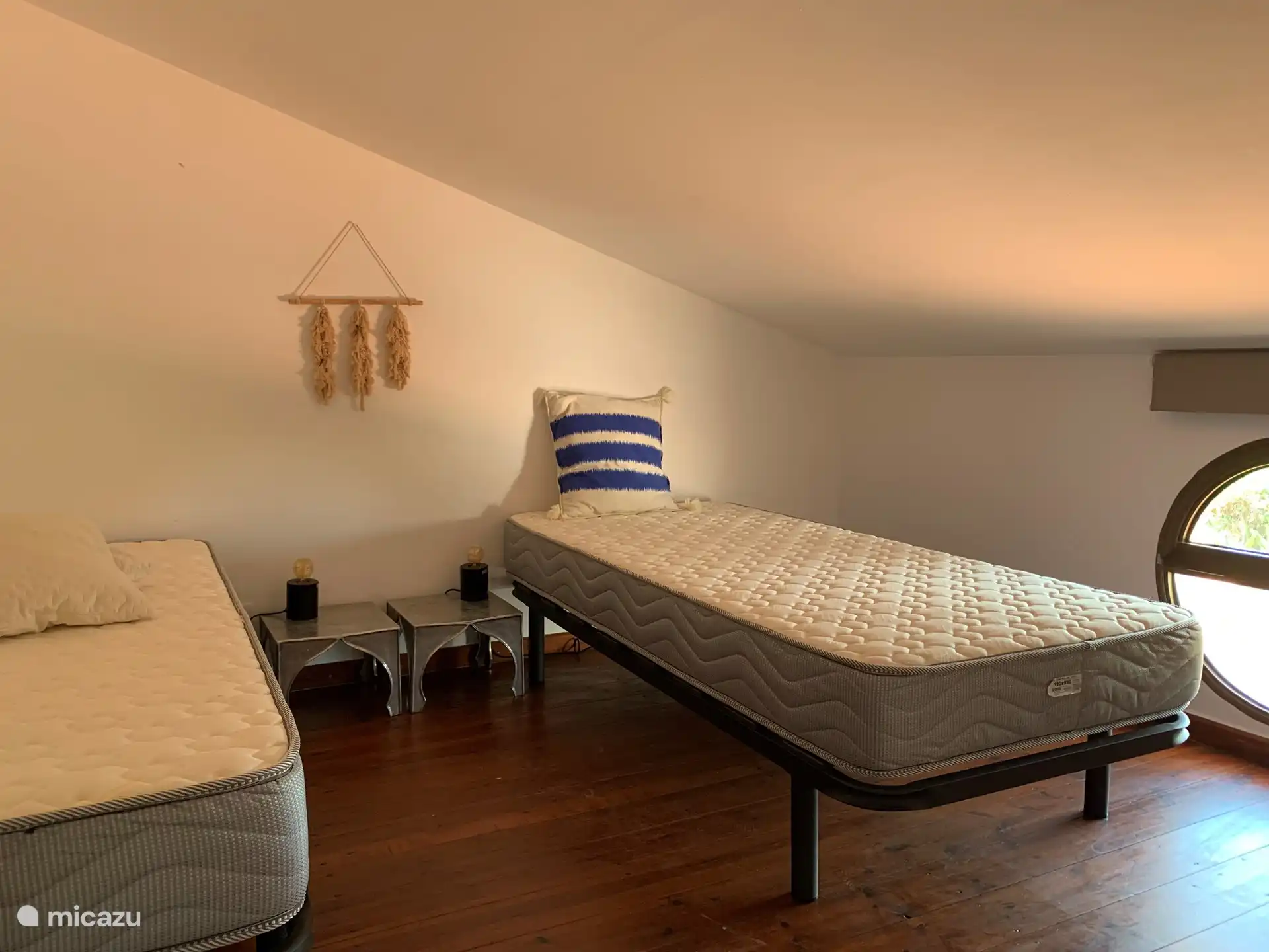 Chambre avec 2 lits simples, premier étage. Convient pour 2 enfants.