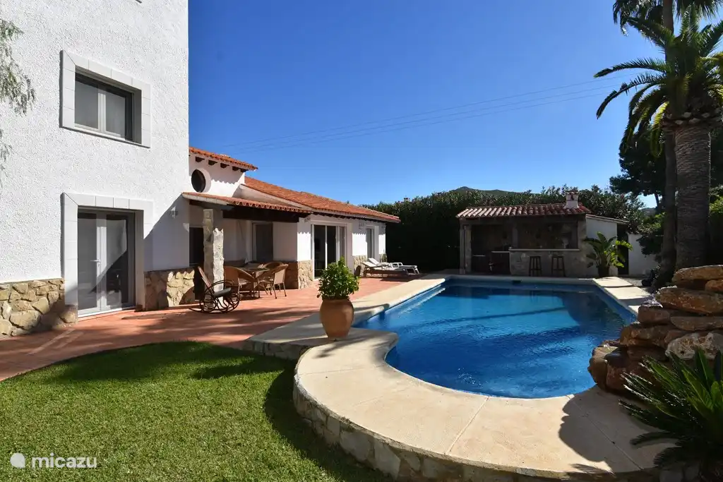 Piscine et cuisine extérieure