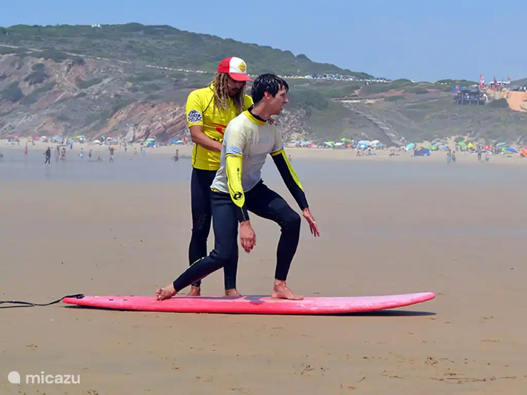 An den Stränden in der Umgebung werden Surfkurse angeboten