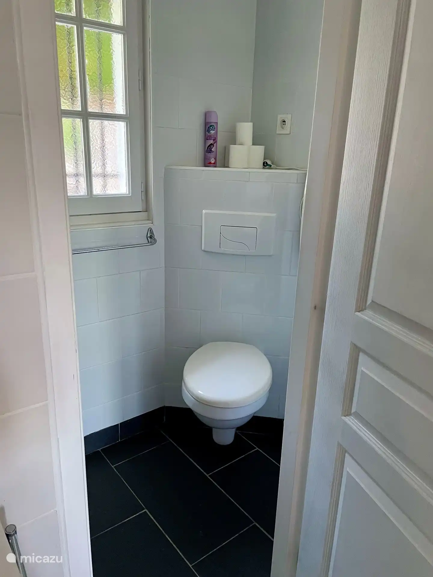 Badezimmer 2, die Dusche befindet sich links von der Toilette