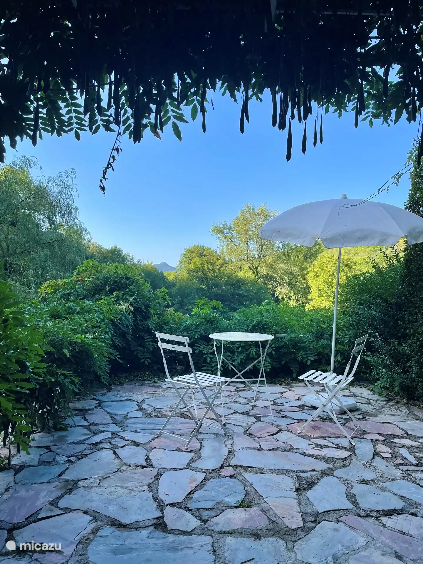 Terrasse mit Sitzgelegenheiten und Blick auf Saint Bozille