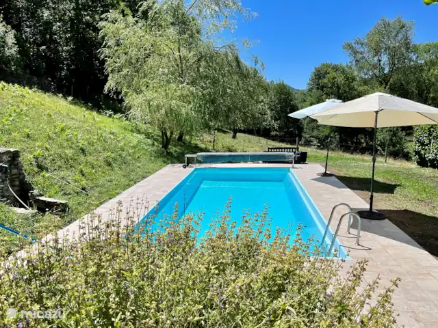 Le Pré du Moulin | France, Hérault, Marthomis - maison de vacances La piscine avec transats et parasols
