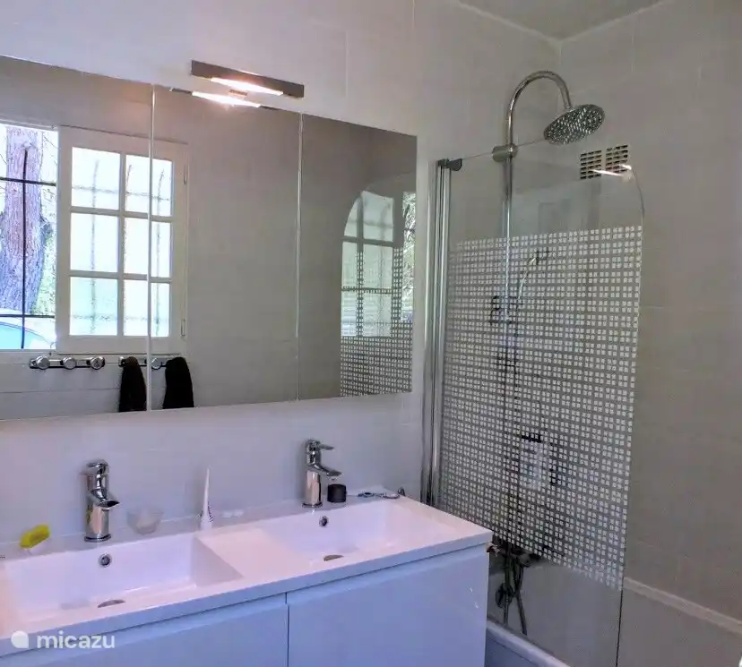 Badezimmer 1, die Toilette befindet sich nebenan in einem separaten Raum