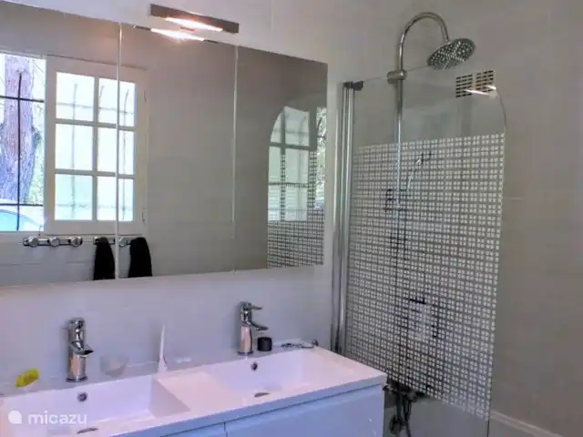 Le Pré du Moulin | France, Hérault, Marthomis - maison de vacances Salle de bain 1, les toilettes sont à côté dans une pièce séparée